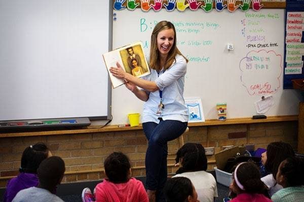 Woman teaching a classroom of students.