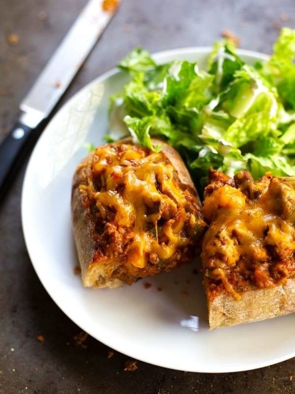 Quick and Easy Pizza Bread - perfect for making ahead and freezing so you can make individual servings later. Lots of veggies, kid-friendly, total comfort food, 375 calories. | pinchofyum.com