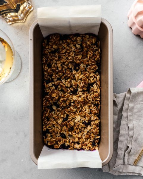 These browned butter blueberry oatmeal crumble bars are bursting with all the goodness of sweet summertime blueberries, nutty browned butter, and heart healthy oats. Make a batch today! #brownedbutter #brownbutter #recipes #dessert #oatbars #blueberrybars #blueberries #oatmeal