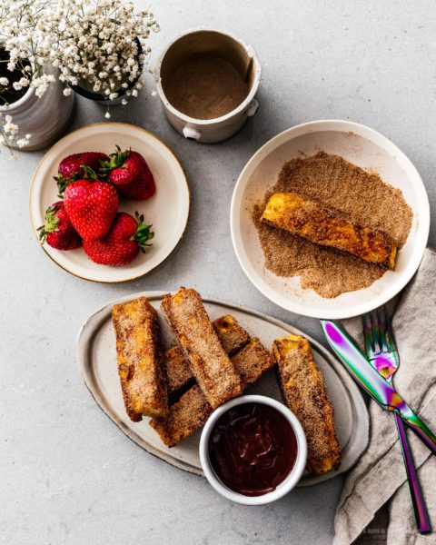 This is going to be the best French toast you’ll ever eat! Cure your churro and French toast cravings with these golden brown crispy French toast sticks dipped in cinnamon and sugar. Dark chocolate dipping sauce not optional! #breakfast #brunch #recipes #frenchtoast #churros #cinnamonsugar #frenchtoaststicks