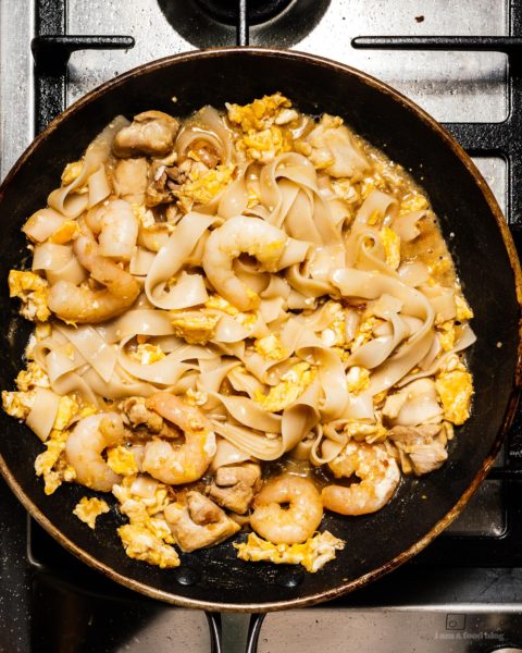 Make better than take out chicken and shrimp peanut free pad Thai right at home. Sweet, salty, savory – pad Thai is universally loved and for good reason. Forget delivery and customize your Pad Thai just the way you like it – this one had no peanuts because around here we do the #peanutfree life. Instead, there are buttery roasted cashews for that nutty crunch. #padthai #recipes #dinner #noodles #padthairecipe #thairecipes