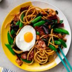 Do you love breakfast for dinner? Noodles? This bacon and egg stir fry lo mein is for you! Quick, easy, and delicious #bacon #eggs #recipes #dinner #easy