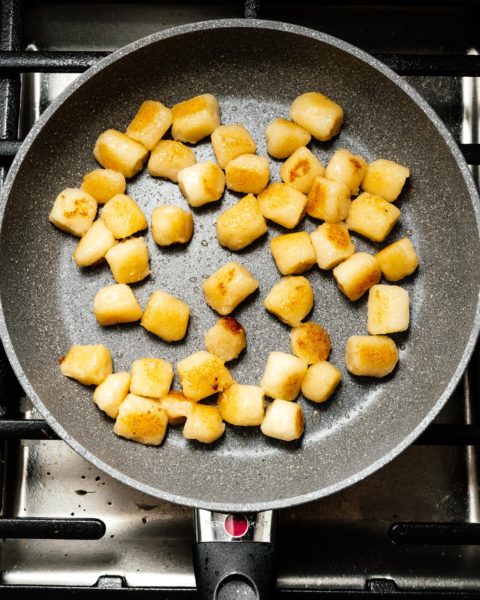 All your low carb dreams come true with this super creamy carbonara cauliflower gnocchi recipe #cauliflowergnocchi #traderjoescauliflowergnocchi #carbonara #dinner #recipe