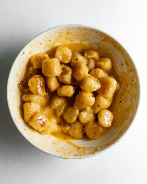 All your low carb dreams come true with this super creamy carbonara cauliflower gnocchi recipe #cauliflowergnocchi #traderjoescauliflowergnocchi #carbonara #dinner #recipe