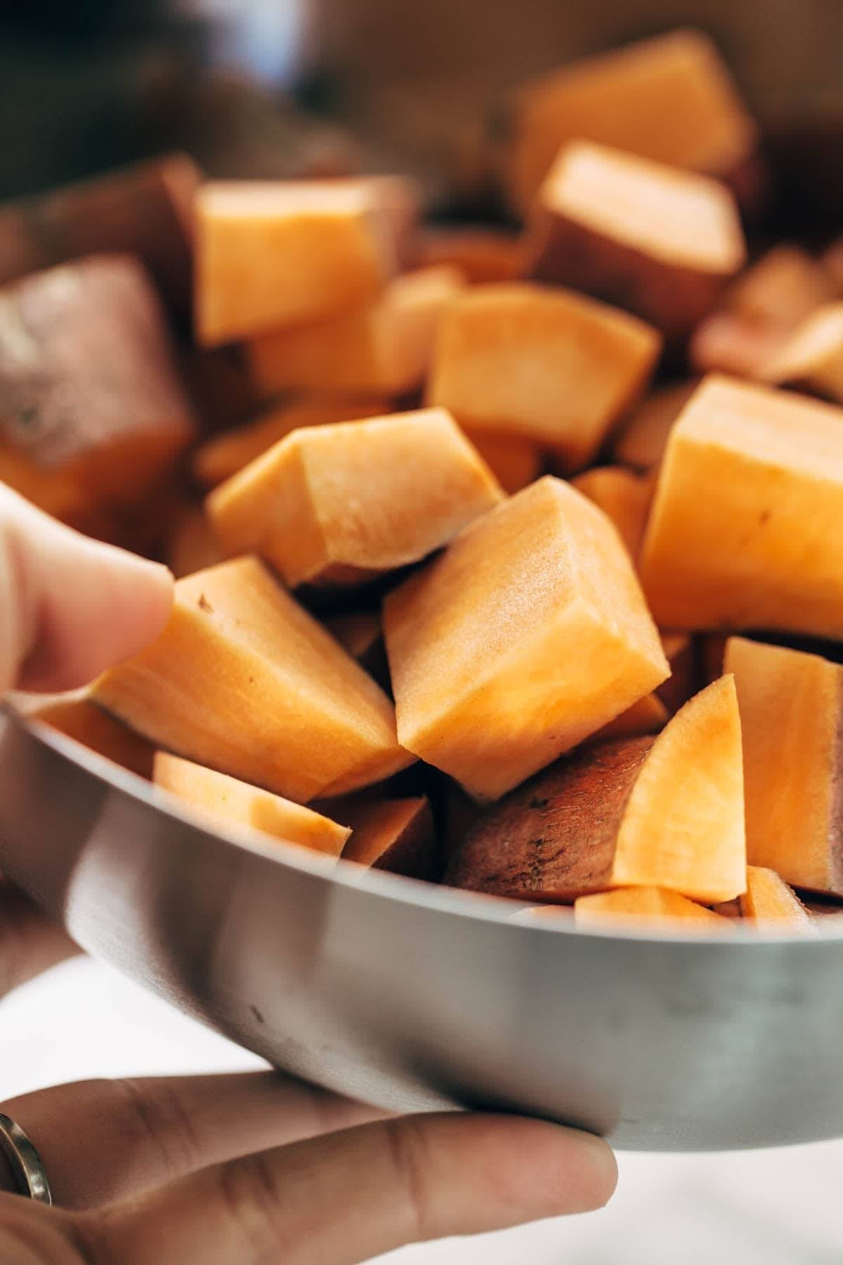 Sweet Potato Turkey Chili - just five basic ingredients for this delicious real food chili recipe! Sweet potatoes, black beans, turkey, onions, and spices. | pinchofyum.com Sweet Potato Turkey Chili - just five basic ingredients for this delicious real food chili recipe! Sweet potatoes, black beans, turkey, onions, and spices. | pinchofyum.com